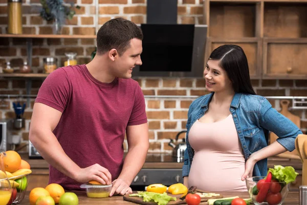Mutlu Genç Hamile Çift Birlikte Mutfak Taze Meyve Suyu Sıkma — Ücretsiz Stok Fotoğraf