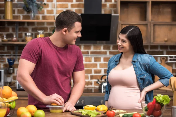 Heureux Jeune Couple Enceinte Serrant Jus Frais Ensemble Cuisine — Photo gratuite