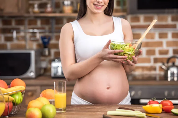 Recortado Disparo Sonriente Joven Embarazada Sosteniendo Tazón Cristal Con Ensalada — Foto de Stock