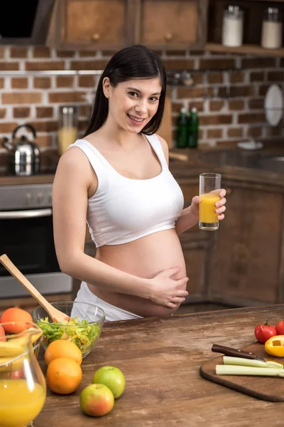 Mooie Jonge Zwangere Vrouw Houden Glas Vers Sap Glimlachend Camera — Gratis stockfoto