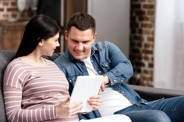 Glückliches Junges Schwangeres Paar Mit Digitalem Tablet Hause — Stockfoto