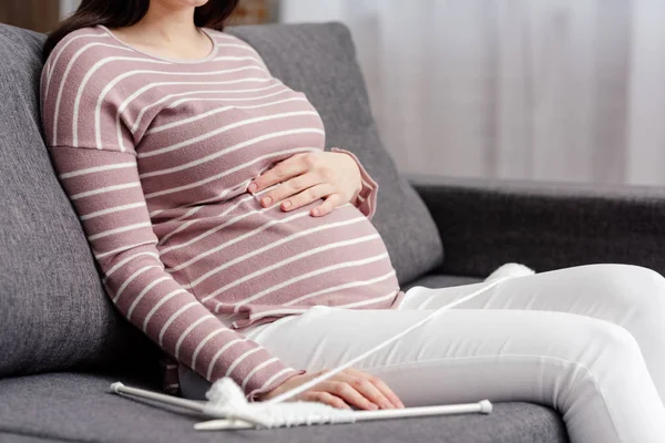 Tiro Recortado Mujer Embarazada Joven Sentada Sofá Con Agujas Punto — Foto de Stock