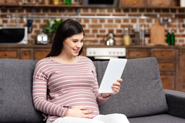 Uśmiechający Się Młoda Kobieta Ciąży Domu Pomocą Cyfrowego Tabletu — Zdjęcie stockowe