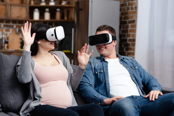 Happy Young Pregnant Couple Using Virtual Reality Headsets Together Home — Free Stock Photo