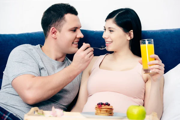 Happy Young Pregnant Couple Eating Breakfast Bed — Stock Photo, Image