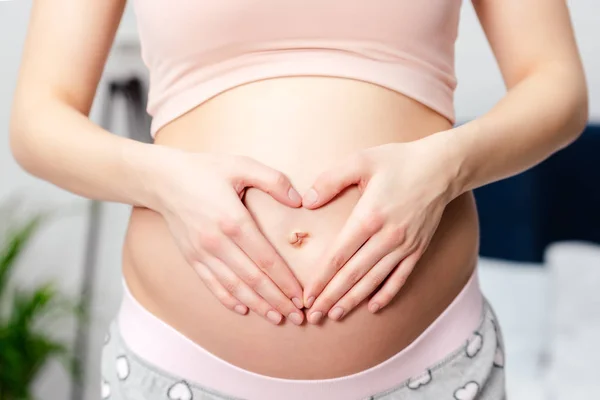 Recortado Disparo Mujer Embarazada Tocando Vientre Mostrando Mano Símbolo Del —  Fotos de Stock