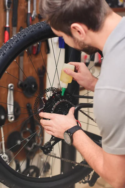 Recortado Disparo Joven Reparador Aceite Cadena Bicicleta Taller — Foto de Stock