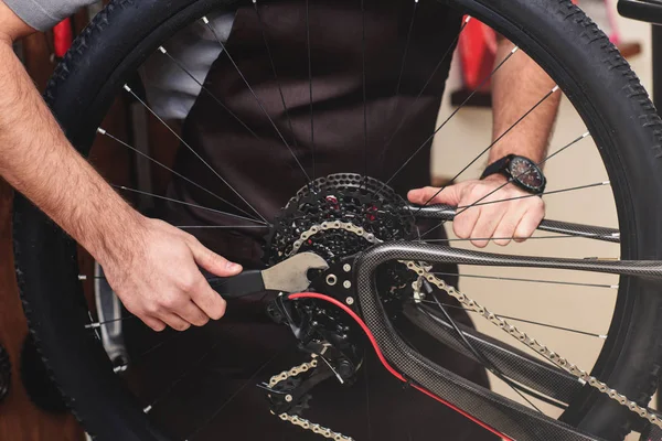 Обрізаний Знімок Людини Фартусі Фіксує Велосипедне Колесо Ланцюг Гайковим Ключем — стокове фото