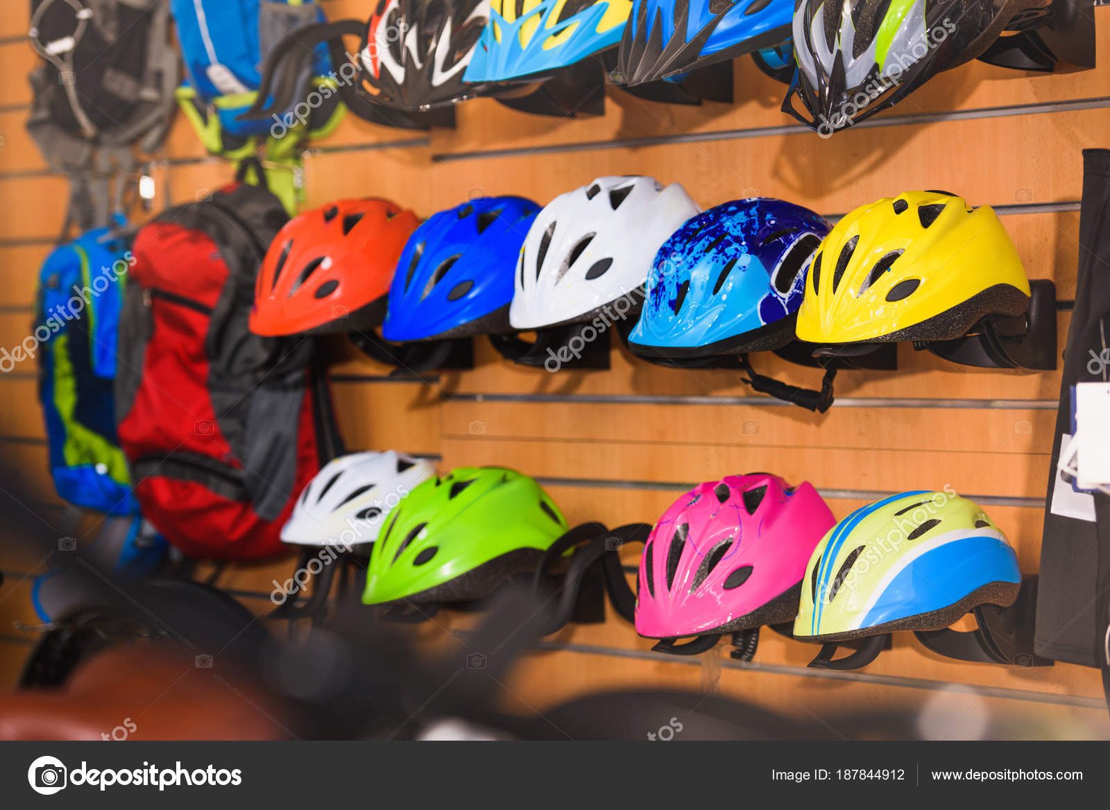 Various Colorful Helmets Displayed Bike Shop — Free Stock Photo