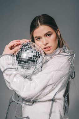 gri izole kamera bakarak elinde disko topu ile moda kadın portresi