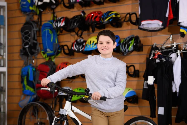 Menino Bonito Com Bicicleta Sorrindo Para Câmera Loja Bicicletas — Fotografia de Stock Grátis