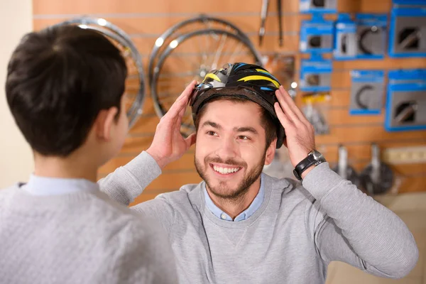 Menino Olhando Para Pai Feliz Vestindo Capacete Bicicleta Loja Bicicletas — Fotografia de Stock