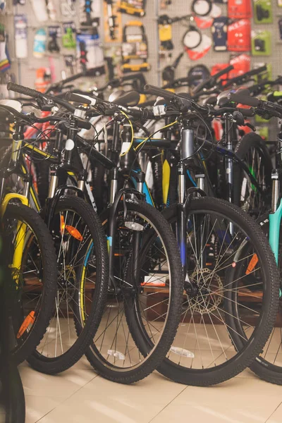 自行车店里陈列的各种自行车 — 图库照片