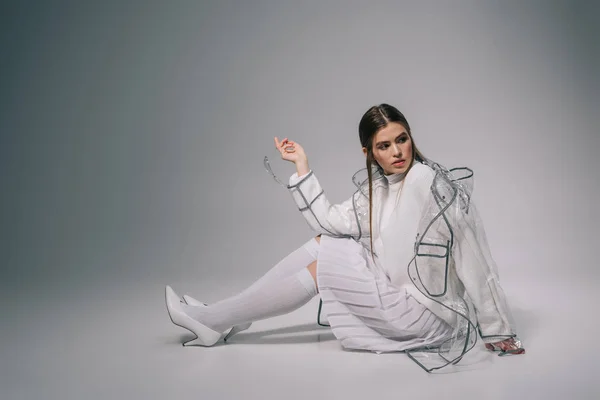 Mulher Elegante Capa Chuva Moda Com Óculos Posando Fundo Cinza — Fotografia de Stock