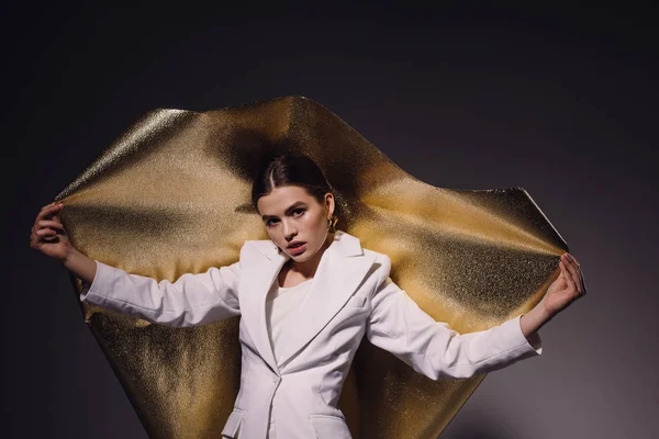 Porträt Einer Frau Eleganten Anzug Mit Goldenem Packpapier Den Händen — Stockfoto