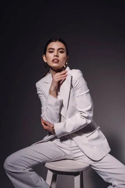 Retrato Mujer Moda Traje Blanco Sentado Silla Sobre Fondo Oscuro —  Fotos de Stock