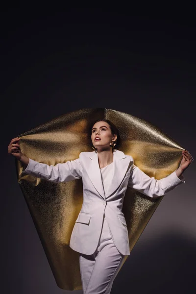 Retrato Mujer Pensativa Traje Elegante Con Papel Regalo Oro Las —  Fotos de Stock