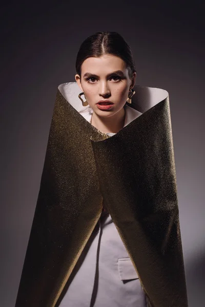 Retrato Mujer Moda Papel Regalo Dorado Posando Sobre Fondo Oscuro — Foto de stock gratis