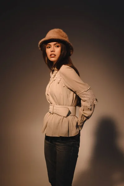 Moda Giyim Şapka Koyu Arka Plan Üzerinde Poz Güzel Kadın — Ücretsiz Stok Fotoğraf