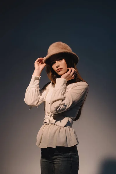 Portrait Beautiful Young Woman Stylish Clothing Hat Posing Dark Background — Free Stock Photo