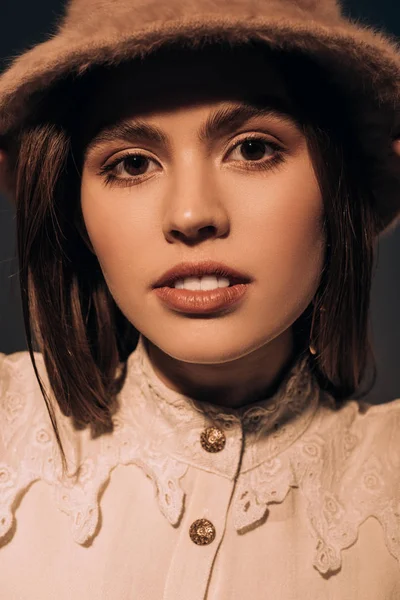 Retrato Hermosa Mujer Moda Sombrero Mirando Cámara — Foto de stock gratuita