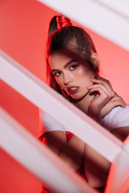 Kameraya bakarak şık saç modeli ile moda kadın portresi
