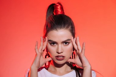 Kameraya bakarak moda kadın portresi