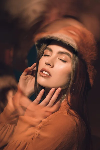 Retrato Mujer Joven Moda Sombrero Con Los Ojos Cerrados — Foto de stock gratuita