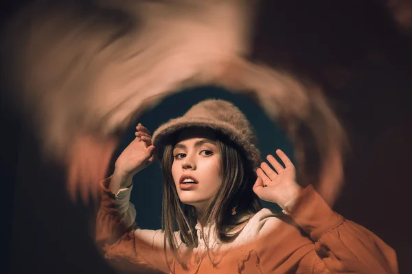 Retrato Mujer Moda Sombrero Mirando Cámara — Foto de stock gratuita