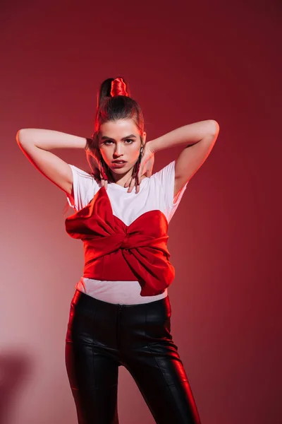 Retrato Mulher Jovem Moda Roupas Elegantes Olhando Para Câmera — Fotografia de Stock Grátis