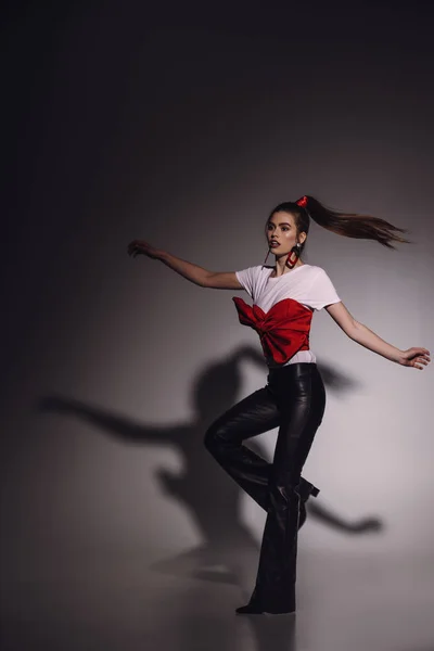 Модна Молода Жінка Стильному Одязі Танцює Сама Чорному Тлі — стокове фото
