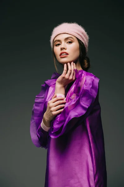 Portrait Beautiful Woman Fashionable Purple Dress Hat Looking Camera Black — Free Stock Photo