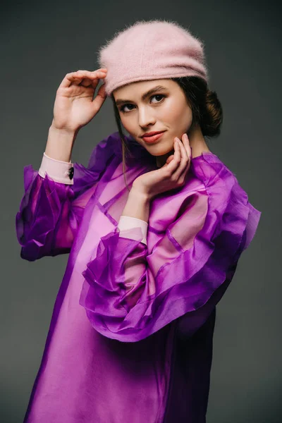 Portrait Beautiful Woman Fashionable Purple Dress Hat Looking Camera Black — Free Stock Photo