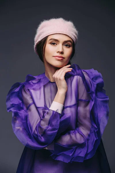 Portrait Beautiful Woman Fashionable Purple Dress Hat Looking Camera Black — Free Stock Photo