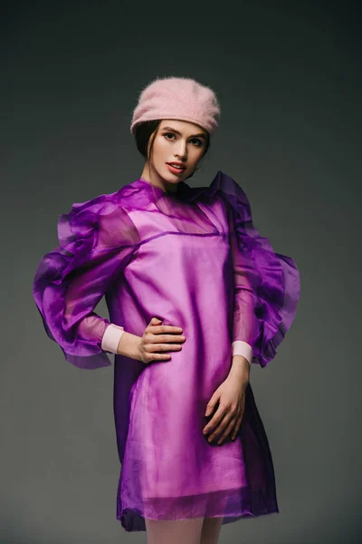 Портрет Стильной Женщины Фиолетовом Платье Шляпе Позирующей Черном Фоне — стоковое фото