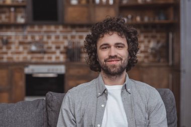 kameraya evde seyir yakışıklı gülümseyen adam portresi