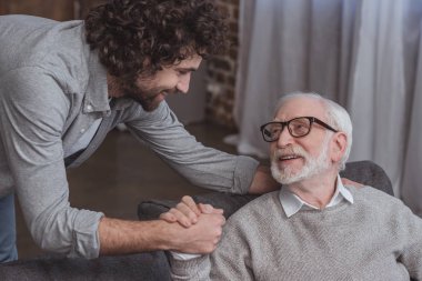 Baba ve yetişkin oğlu