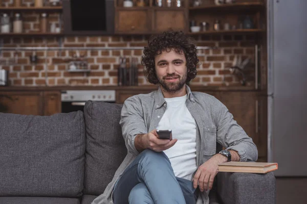 Mann vor dem Fernseher — Stockfoto