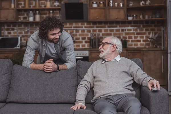 Feliz Hijo Adulto Padre Mayor Hablando Casa — Foto de Stock