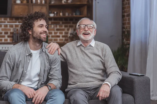 Glücklicher Erwachsener Sohn Und Älterer Vater Lachen Auf Dem Heimischen — Stockfoto