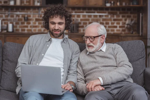Smiling Adult Son Senior Father Using Laptop Home — Stock Photo, Image