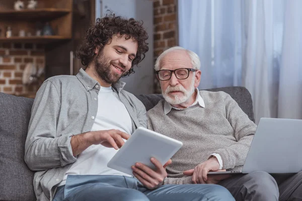 Vuxen Son Och Senior Far Använder Surfplatta Och Bärbar Dator — Stockfoto