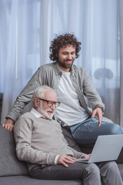 Senior vader met behulp van laptop — Stockfoto