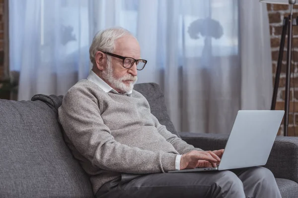 Laptop nutzen — Stockfoto