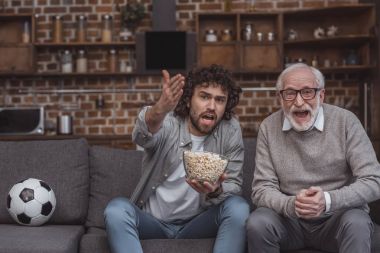 Baba ve oğul futbol izlerken