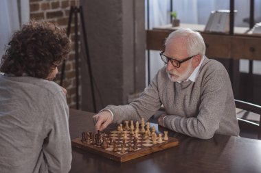 Yetişkin oğlu ve üst düzey baba evde oynamak