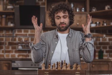 El hareketi ve evde satrançta seyir yakışıklı adam