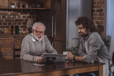 Yetişkin oğlu ve üst düzey baba evde iş gazetede