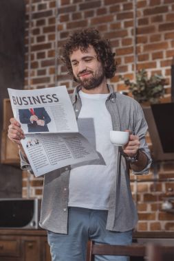 kahve holding ve iş gazetesi evde okuma yakışıklı adam