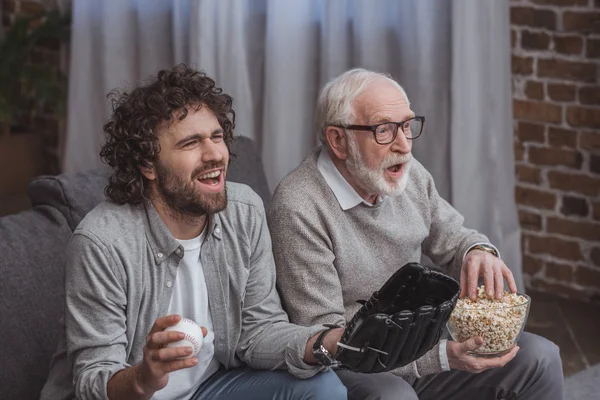 Erwachsener Sohn Und Älterer Vater Feuern Baseball Team Und Sehen — Stockfoto